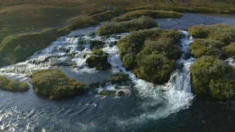 El-Agua-Fresca-Y-Natural-Abunda-En-Islandia,-Se-Puede-Beber-Directamente-Del-Río