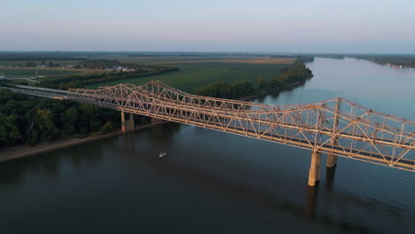 Luftaufnahme-Der-Zweistaatlichen-Vietnam-Gold-Star-Bridge,-Die-Indiana-Und-Kentucky-überbrückt