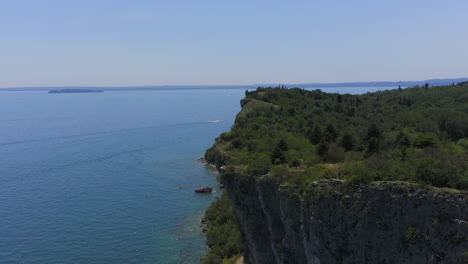 Aerial-shot-along-the-cliffs-of-Manerba-at-Lago-Di-Garda-on-a-bright-sunny-day