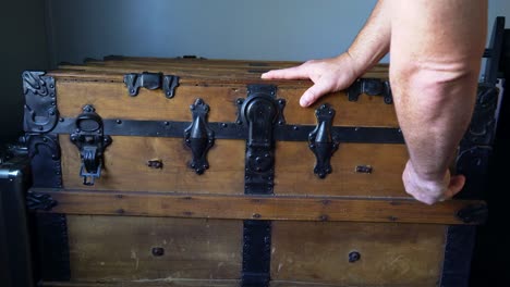 Old-wooden-chest-Opening-and-Closing,-Pirates-chest-wooden-purple-inside
