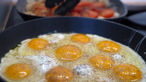 Primer-Plano-De-Cocinar-Pan-Lleno-De-Huevos