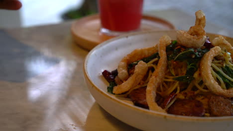 Gebratene-Würzige-Spaghettiwurst---Fusion-Food-Stil