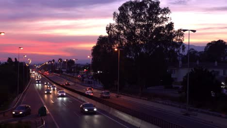 4K-Sonnenuntergangansicht-Von-Autos,-Die-über-Eine-Belebte-Autobahn-Fahren,-Aufgenommen-In-Marbella,-Spanien,-Malerische-Aussicht-Auf-Spanische-Straßen