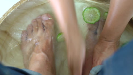 Waschen-Der-Füße-In-Der-Wanne-Für-Spa