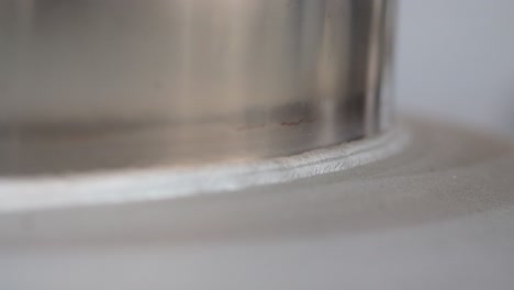 Edelstahlrohre-Mit-Flansch,-Verschraubung,-An-Edelstahlbehälter-Geschweißt,-Hintergrund-Der-Fertigungsanlage