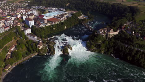 Zeitlupe:-Luftanflug-Aus-Großer-Höhe-Auf-Den-Tosenden-Wasserfall-Rheinfall-Bei-Schaffhausen-In-Der-Schweiz