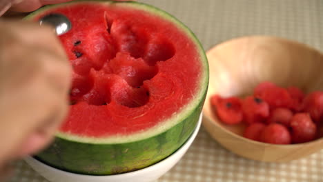 Wassermelonenschaufel-Zum-Nachtisch-In-Eine-Schüssel-Geben