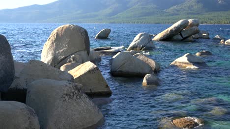 Weiße-Felsen-Und-Kristallklares-Blaues-Wasser-Im-Sand-Harbor-Beach-State-Park-In-Lake-Tahoe,-Nevada