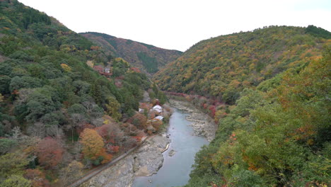 Punto-De-Vista-Del-Río-Y-El-Bosque-En-La-Temporada-De-Otoño-En-Arashiyama,-Japón