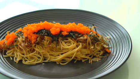 Salchicha-De-Espagueti-Con-Huevo-De-Gambas---Estilo-Japonés