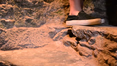 Die-Füße-Der-Menschen-Gehen-Langsam-Steintreppen-Aus-Nächster-Nähe-Hinauf