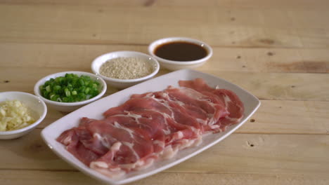 Carne-De-Cerdo-Fresca-Cortada-Con-Ingredientes-En-El-Plato