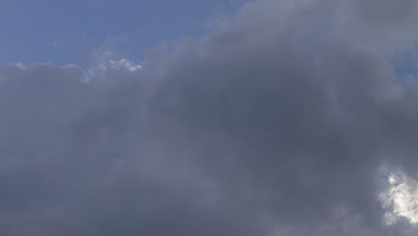 Wunderschöner-Epischer-Zeitraffer-Einer-Massiven-Wolkenlandschaft,-Die-Unter-Dem-Blauen-Himmel-Rollt