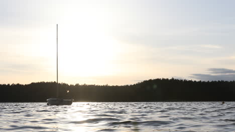 Sonnenuntergang-Auf-Ruhigem-See-Mit-Segelboot