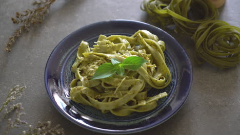 Espagueti-Fettuccine-De-Espinacas-En-Un-Plato-Con-Ingredientes
