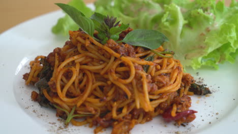 Spaghetti-Mit-Schweinefleisch-Und-Tomatensauce