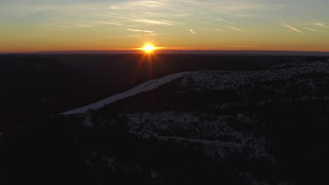 Sonnenaufgang-über-Einer-Skipiste-Auf-Einem-Verschneiten-Schwarzwaldberg-Seibelskeckle-An-Einem-Klaren-Morgen-Im-Winter