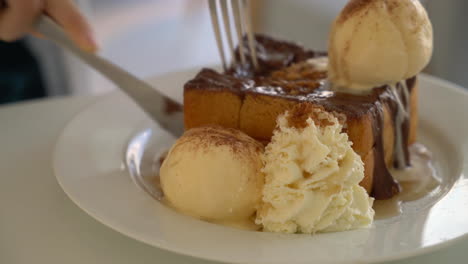 honey-toast-with-vanilla-ice-cream-and-chocolate-sauce