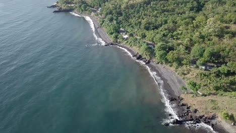 Luftdrohnenaufnahme-Des-Strandes-Mit-Sedimentgesteinen-In-Bali