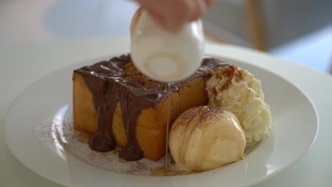 honey-toast-with-vanilla-ice-cream-and-chocolate