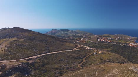 Schöne-Grüne-Berge-Und-Tal-Bei-Mithymna-Mit-Blauem-Himmel-Im-Hintergrund-Auf-Der-Insel-Lesbos,-Griechenland