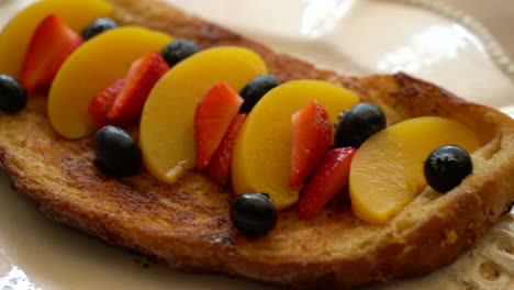 French-Toast-Mit-Pfirsich,-Erdbeere-Und-Heidelbeeren