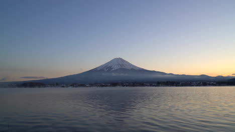 Berg-Fuji-Mit-See-In-Japan