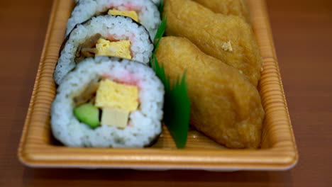 Rollo-De-Sushi-De-Huevo-Dulce-Con-Tofu-Frito--estilo-De-Comida-Japonesa
