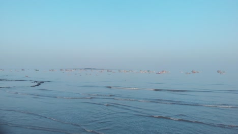 Gorai-Strand-Schwarzer-Sand-Blauer-Himmel,-Der-Auf-Nassem-Sand-Auf-Strandschiffen-Am-Horizont-Reflektiert