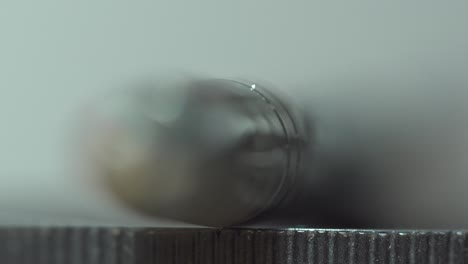 Rack-Fokus-Makro-Kugelschreiber-Isoliert-In-Schwach-Beleuchtetem-Raum