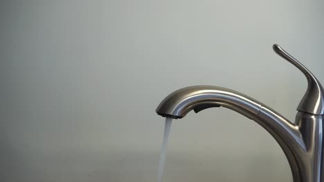 opening-and-closing-faucet---water-flow-in-sink