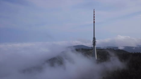 Zeitraffer:-Luftaufnahme-Eines-Großen-Sendeturms,-Der-Durch-Die-Wolken-Sticht-Und-Auf-Dem-Schwarzwaldberg-Hornisgrinde-Sitzt,-An-Einem-Hellen-Herbsttag