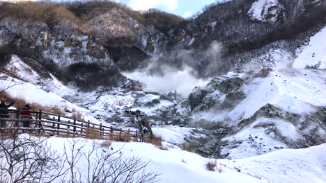 Jigokudani,-Auf-Englisch-Als-„Höllental“-Bekannt,-Ist-Die-Quelle-Heißer-Quellen-Für-Viele-Lokale-Onsen-Spas-In-Noboribetsu,-Hokkaido