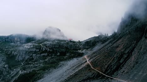 El-Camino-Neblinoso-Al-Dreizinnenhütte-En-El-Drei-Zinnen-En-Tirol-Del-Sur,-Italia
