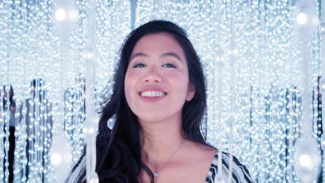 Süßes,-Wunderschönes-Und-Hübsches-Asiatisches-Philippinisches-Mädchen,-Das-In-Coolen-Lichterketten-In-4k-Zeitlupe-Lächelt