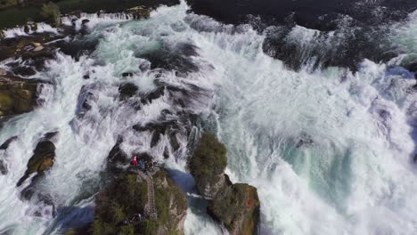 Kamerafahrt-über-Einen-Felsen-Im-Tosenden-Wasserfall-Rheinfall-Bei-Schaffhausen-In-Der-Schweiz