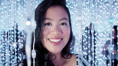 Hermosa-Joven-Filipina-Asiática-Sonriendo-En-Luces-De-Hadas-Dinámicas-En-Cámara-Lenta-De-4k