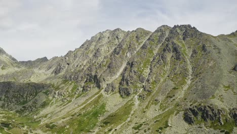 Die-Dramatische-Landschaft-Der-Hohen-Tatra-Und-Täler-Mit-Bewölktem-Himmel-Im-Hintergrund-In-Der-Slowakei---Rollender-Schuss