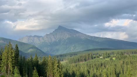 Montaña-Pico-Krivan-En-Un-Día-Nublado-Soleado,-Bosque-De-Pinos,-Altos-Tatras-Eslovaquia