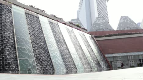 Standbild-Eines-Wunderschönen-Wasserspiels-Am-Millenia-Tower-In-Singapur