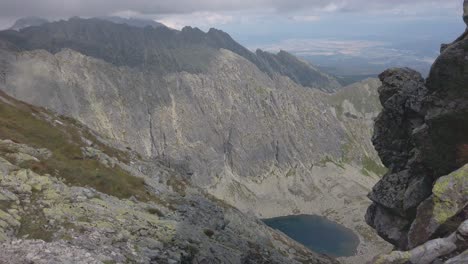Vista-Panorámica-Del-Lago-De-Montaña-En-Los-Altos-Tatras,-Roca-De-Granito-Cerca,-Eslovaquia