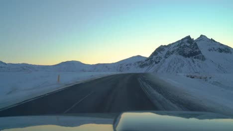 Fahren-Auf-Vereisten-Straßen-In-Island-Im-Winter-In-Richtung-Sonnenaufgang-Im-Februar