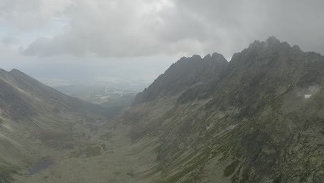 Amplia-Filmación-De-La-Cordillera-Cerca-De-La-Cascada-Skok-Y-Hruby-Vrch-High-Tatras-En-Eslovaquia-Con-Cielo-Nublado-Arriba---Toma-Amplia