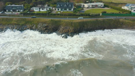 Luftbild-Von-Wellen,-Die-Während-Eines-Sturms-Gegen-Felsen-Entlang-Der-Küste-Schlagen