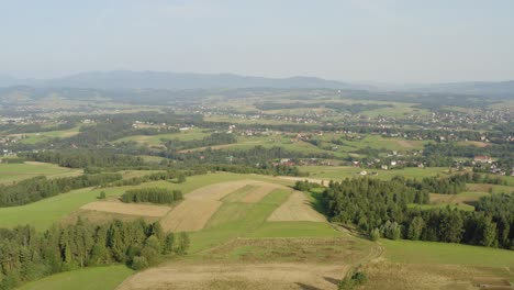 Friedlicher-Blick-Auf-Die-Polnische-Wiesenstadt-Und-Den-Berg-Im-Vordergrund-Mit-Schönem-Bewölktem-Himmel-Im-Hintergrund---Luftaufnahme