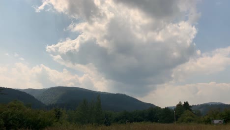 Schöne-Landschaft-Des-Hohen-Tatry-berges-Und-Der-Wolken-In-Der-Slowakei---Zeitrafferaufnahme