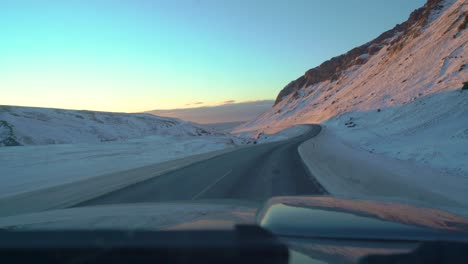 Fahren-Auf-Vereisten-Straßen-In-Island-Im-Winter-In-Richtung-Sonnenaufgang-Im-Februar