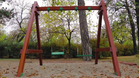 Spukschaukeln,-Die-Auf-Einem-Kinderspielplatz-In-Einem-Park-Schwingen