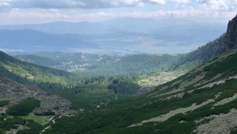 Aufnahmen-Eines-Rettungshubschraubers-Auf-Der-Hohen-Tatra-Mit-Schönem-Blick-Auf-Bäume,-Bewölkter-Himmel-In-Der-Slowakei---Weitschuss