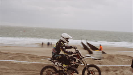 Evento-De-Motocross-En-La-Playa-De-Zoutelande,-Países-Bajos